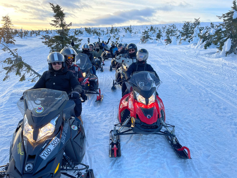 Visser Assen in Zweden op de sneeuwscooter | Visser Assen