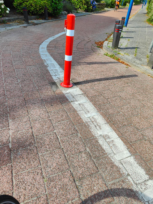 Fietspad ribbelmarkering parkeerpaal | Visser Assen