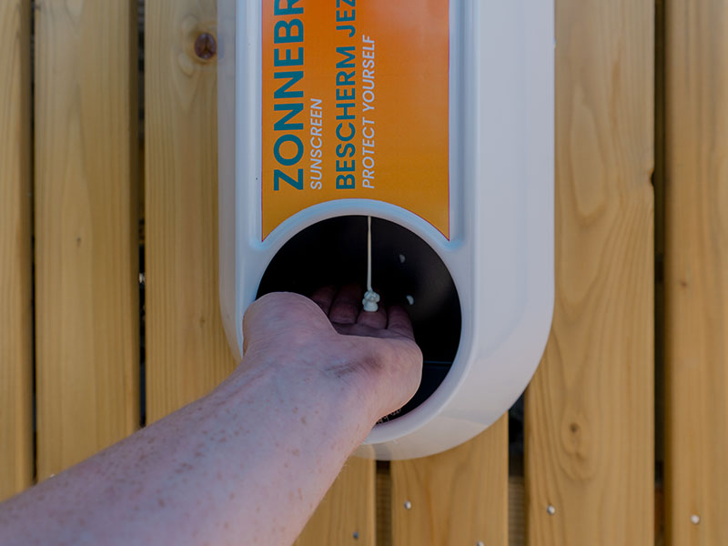 Zonnebranddispenser Sundo Solido in gebruik | AIC Visser